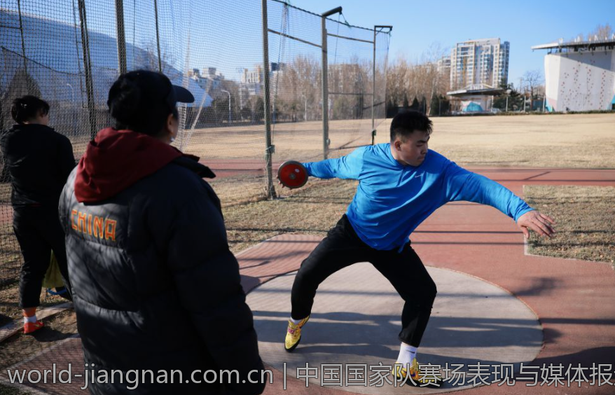 中国国家队赛场表现与媒体报道关系分析